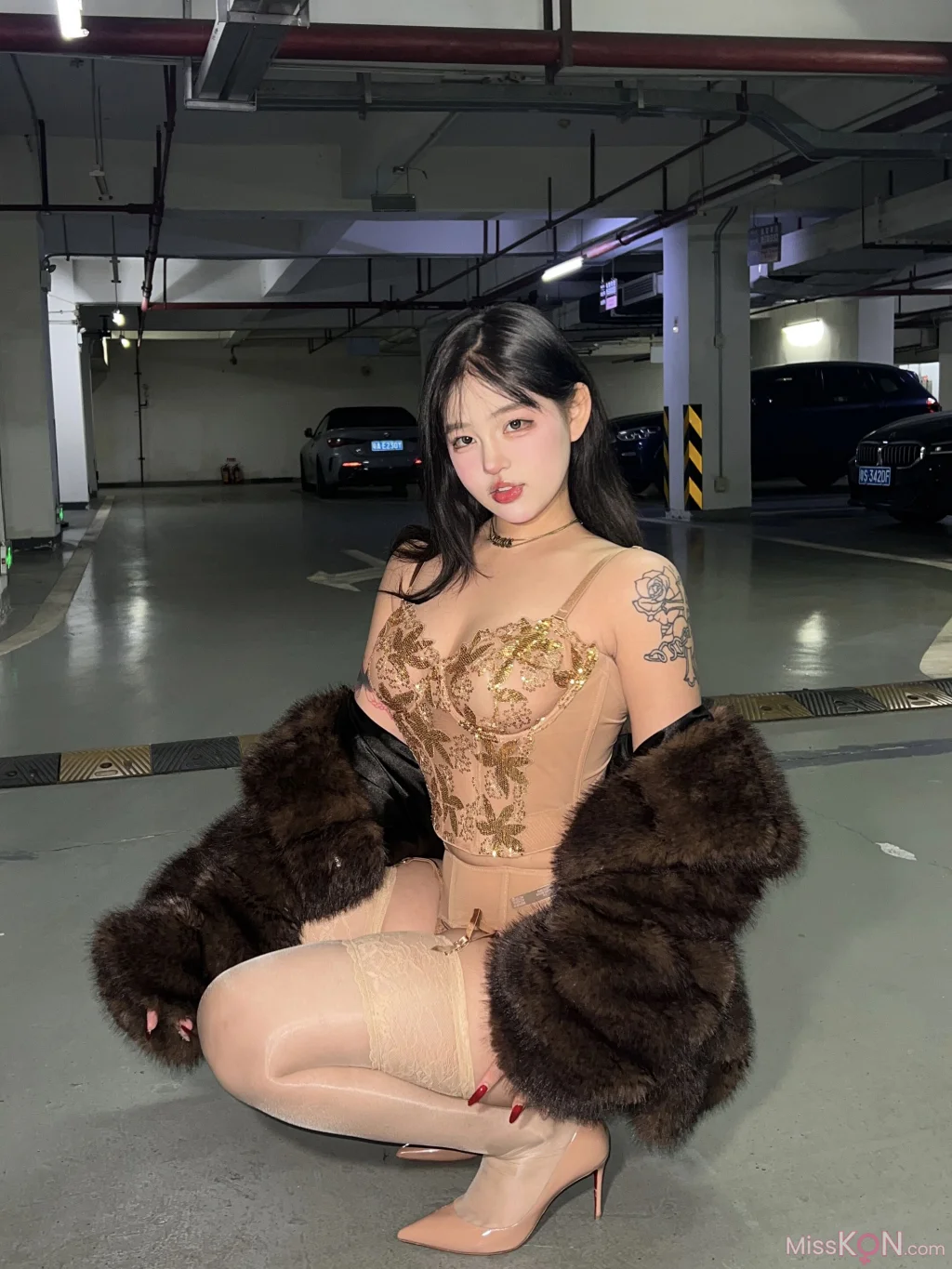 小u优优子: 貂皮大衣 (50 photos)