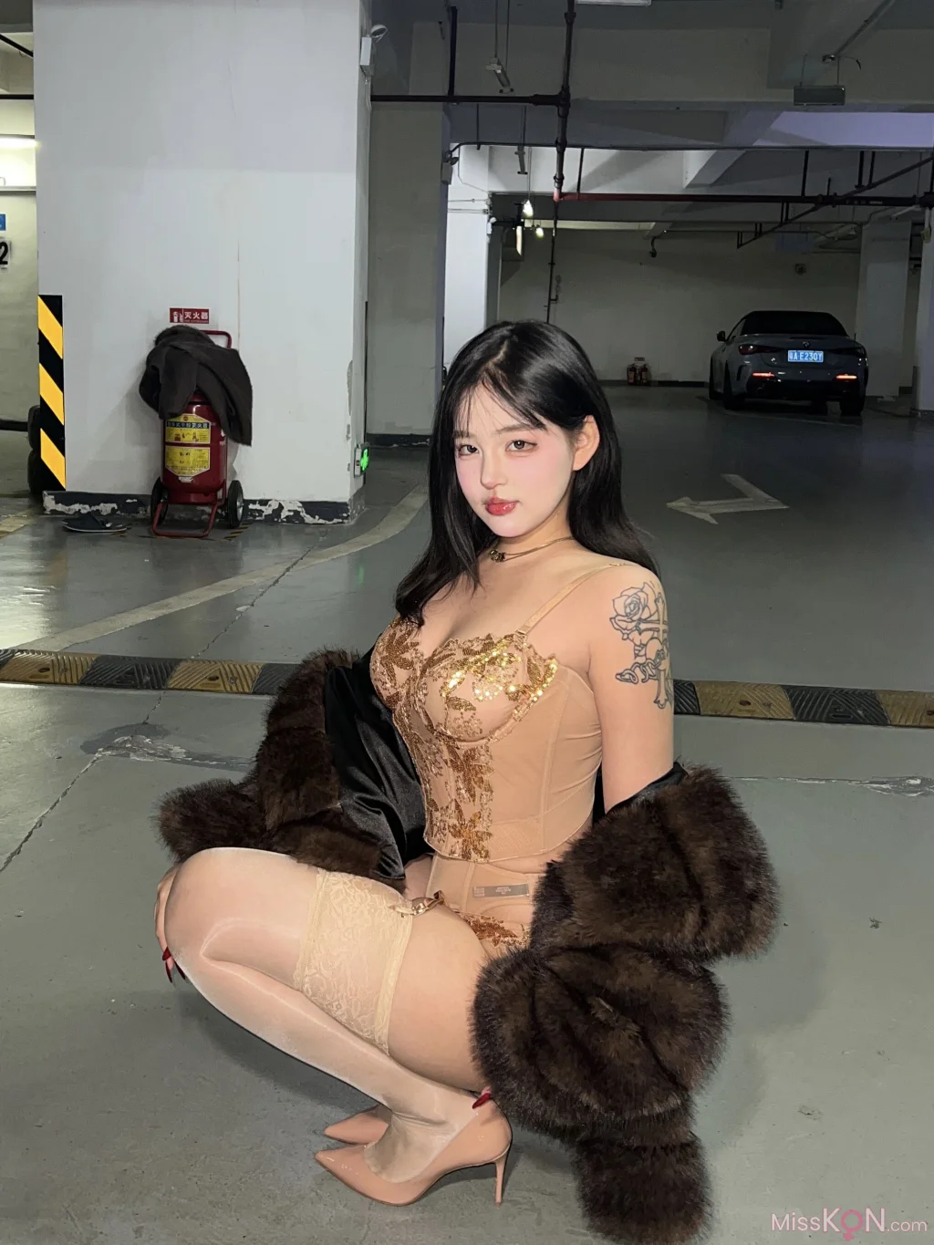 小u优优子: 貂皮大衣 (50 photos)