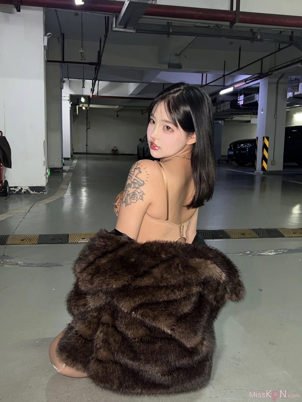 小u优优子: 貂皮大衣 (50 photos)