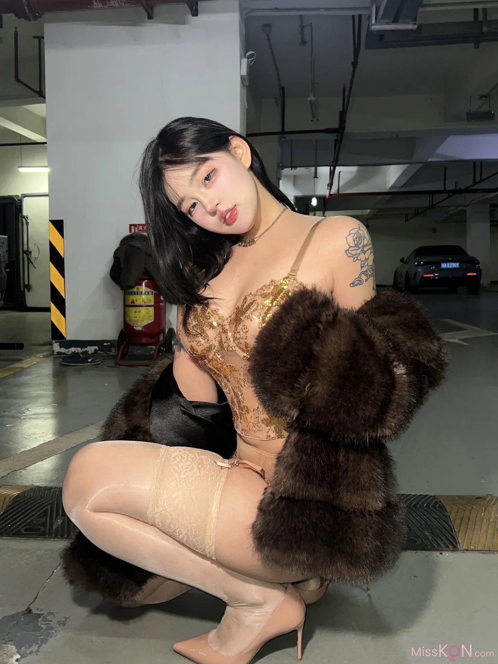 小u优优子: 貂皮大衣 (50 photos) – Page 2