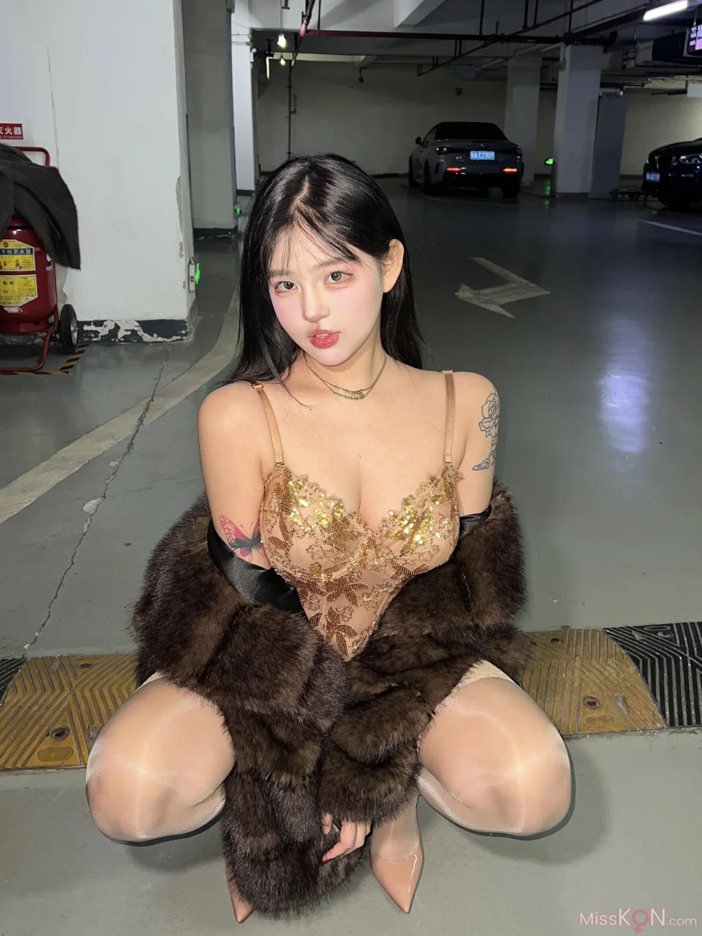 小u优优子: 貂皮大衣 (50 photos) – Page 2