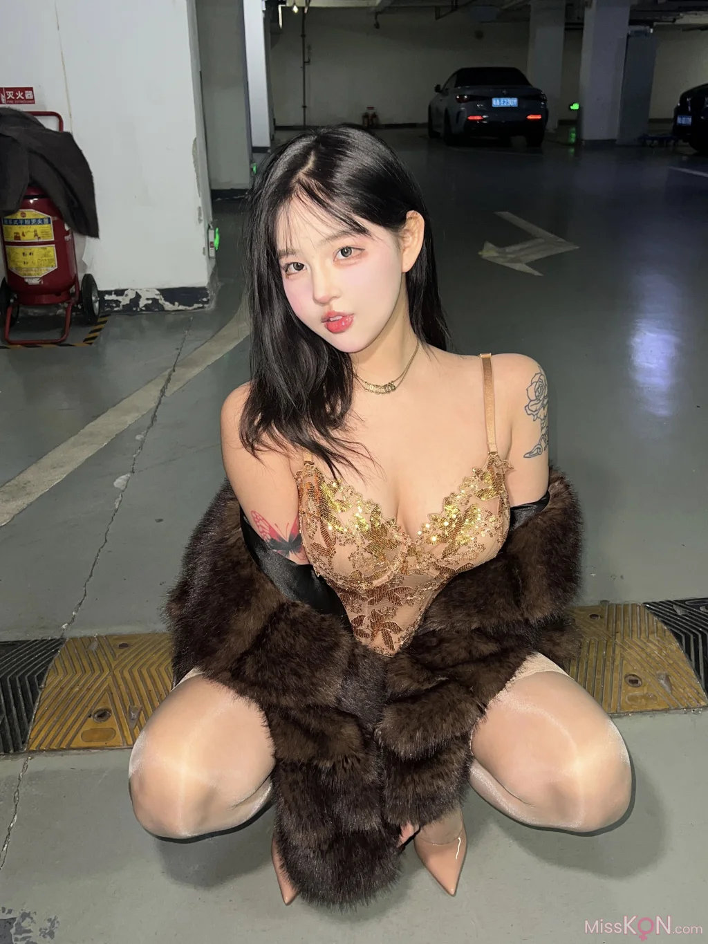 小u优优子: 貂皮大衣 (50 photos) – Page 2