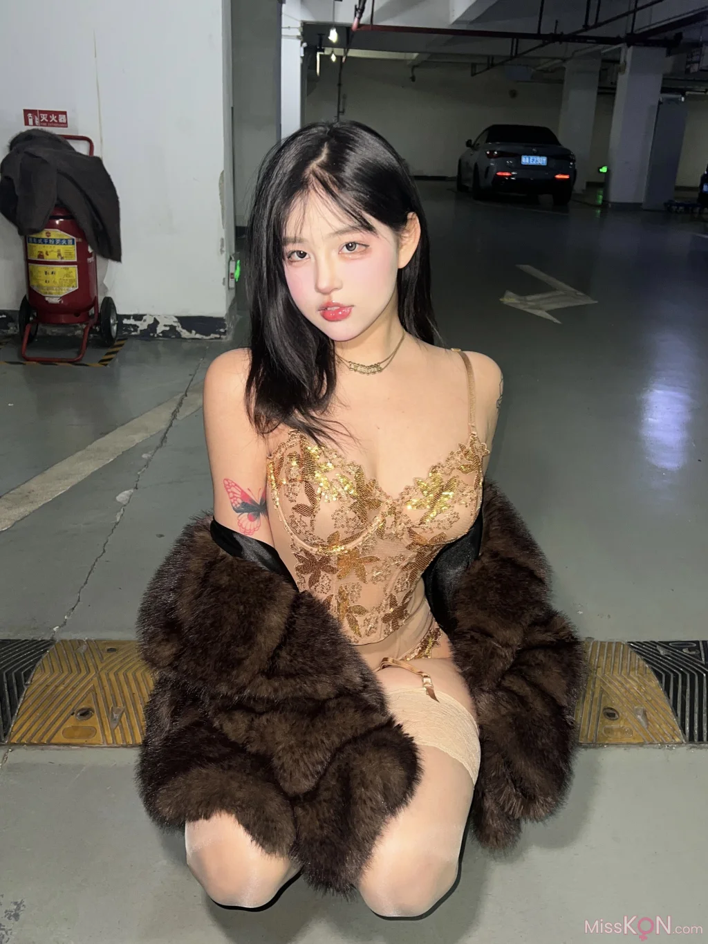 小u优优子: 貂皮大衣 (50 photos) – Page 2