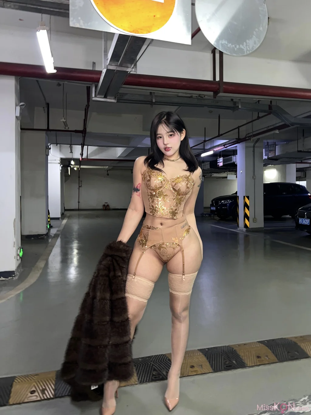小u优优子: 貂皮大衣 (50 photos) – Page 3
