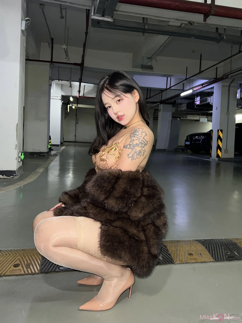 小u优优子: 貂皮大衣 (50 photos) – Page 3