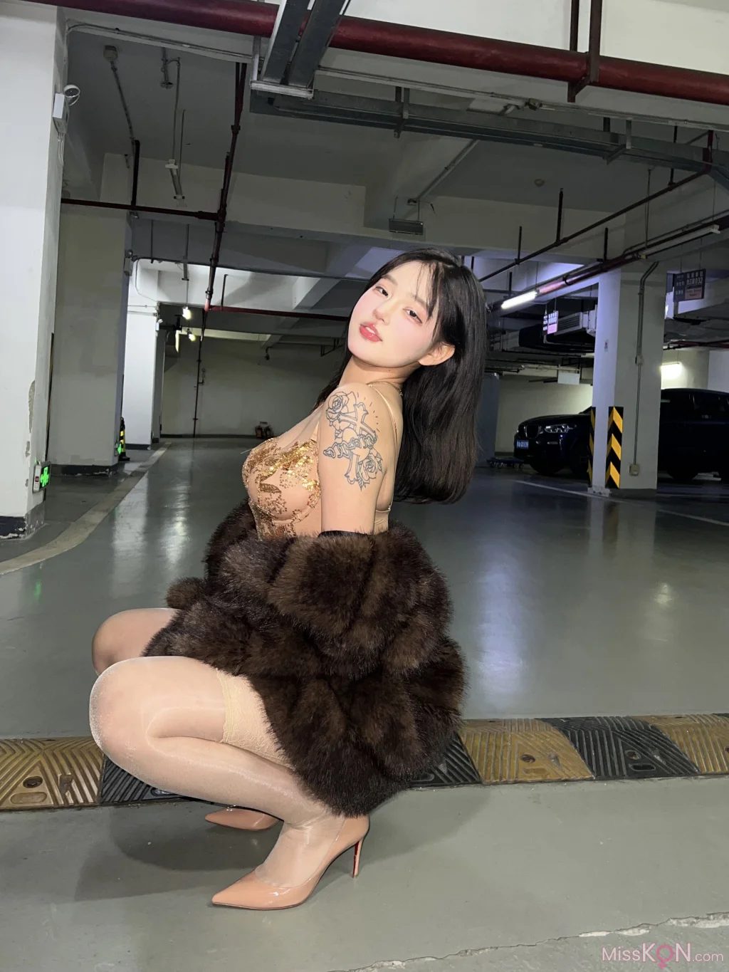 小u优优子: 貂皮大衣 (50 photos) – Page 3