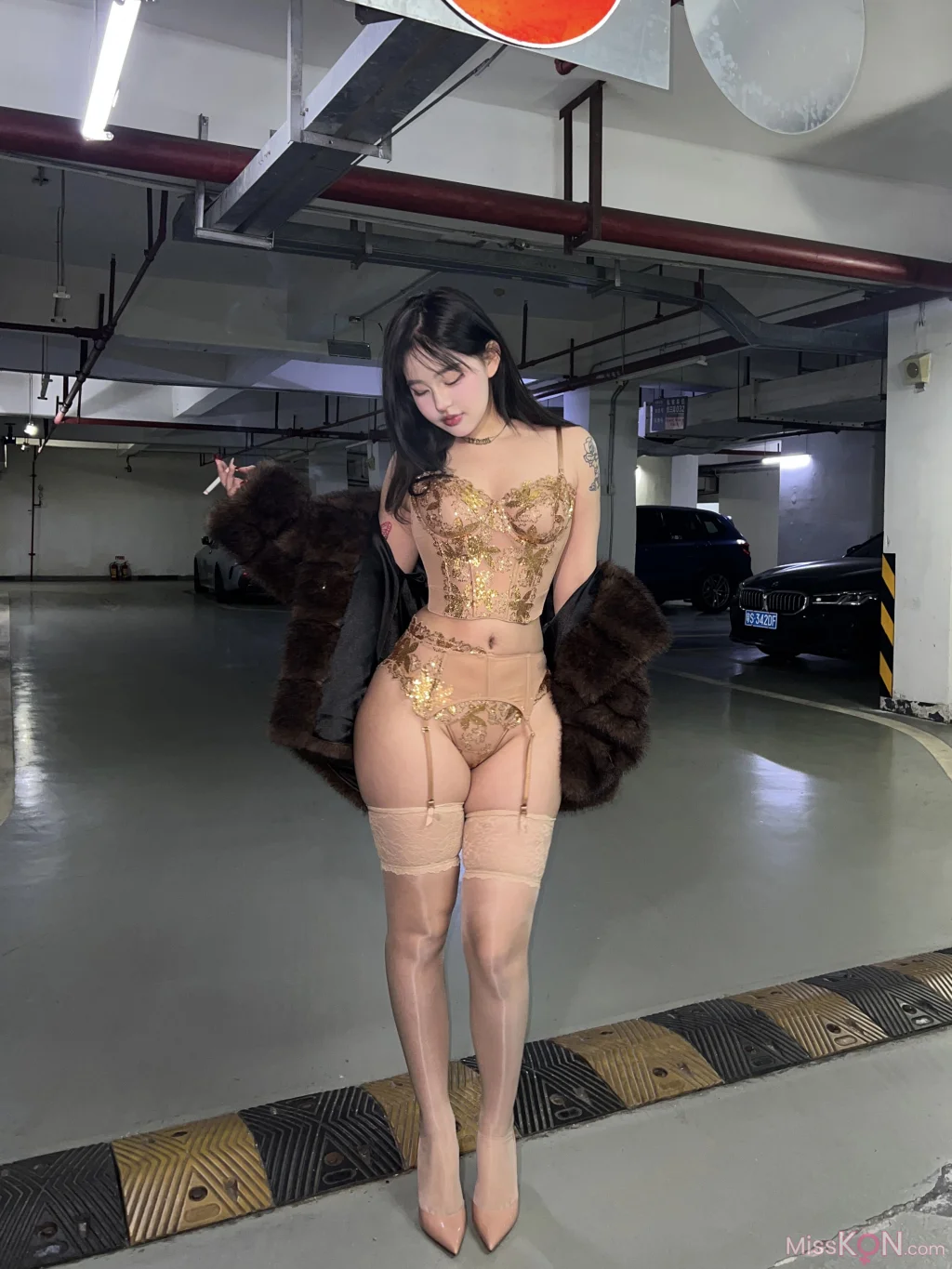 小u优优子: 貂皮大衣 (50 photos) – Page 3