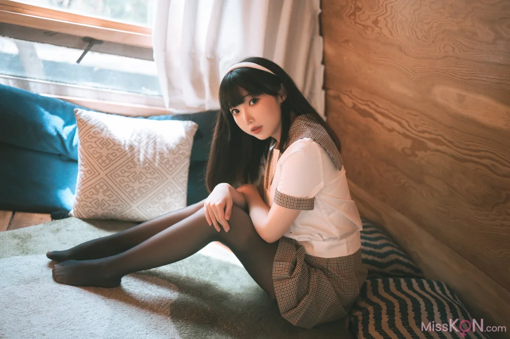Coser@面饼仙儿: 黑丝露营JK (39 photos)