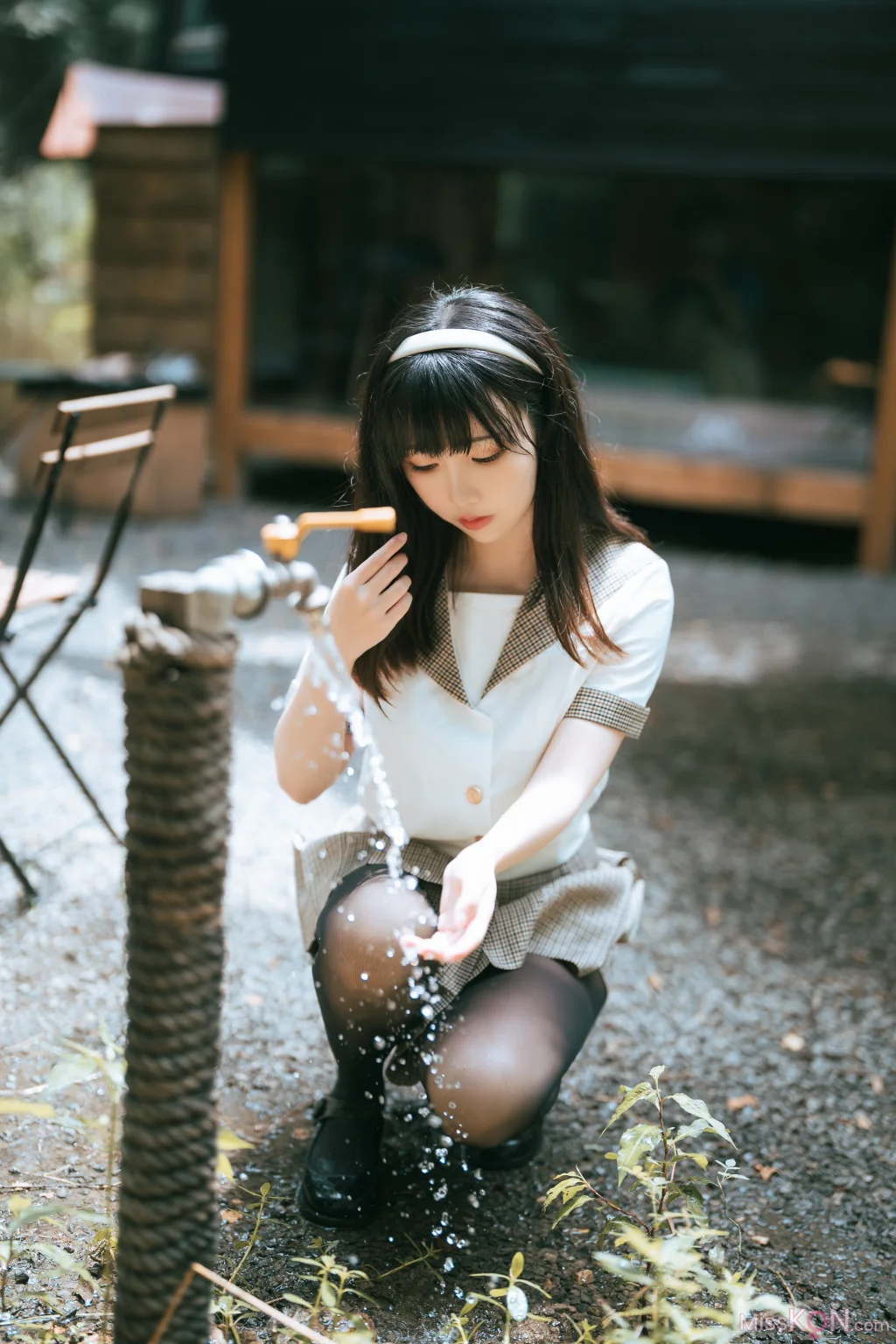 Coser@面饼仙儿: 黑丝露营JK (39 photos)