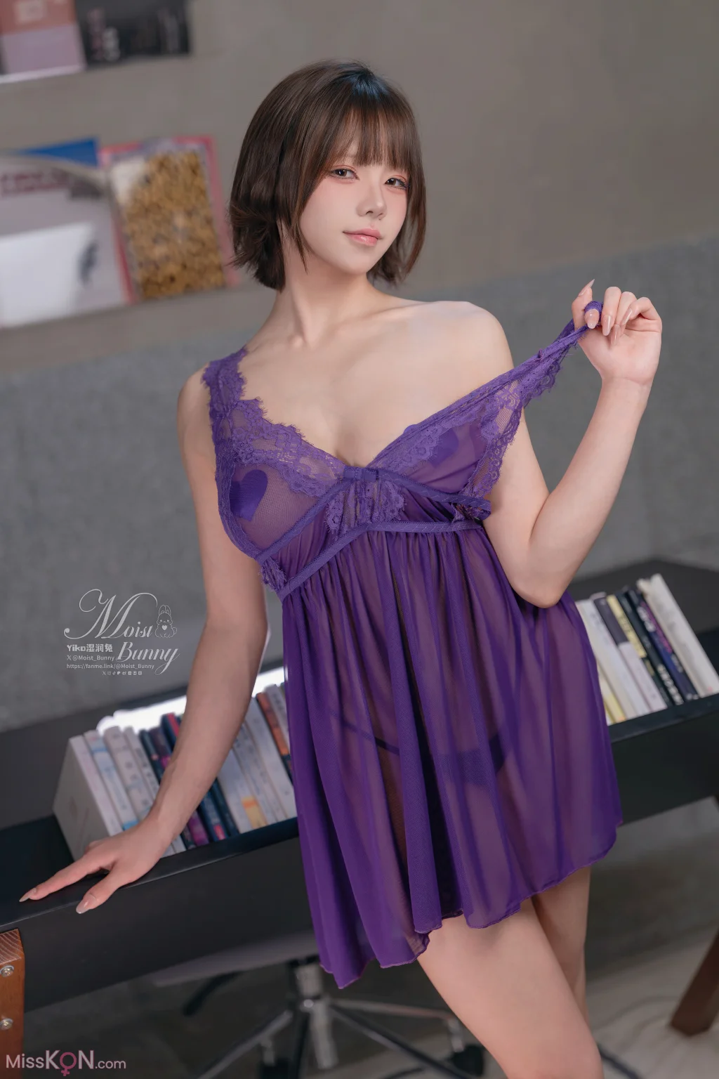 Coser@黏黏团子兔: 2025.11月月票特典 加班秘书 (32 photos)