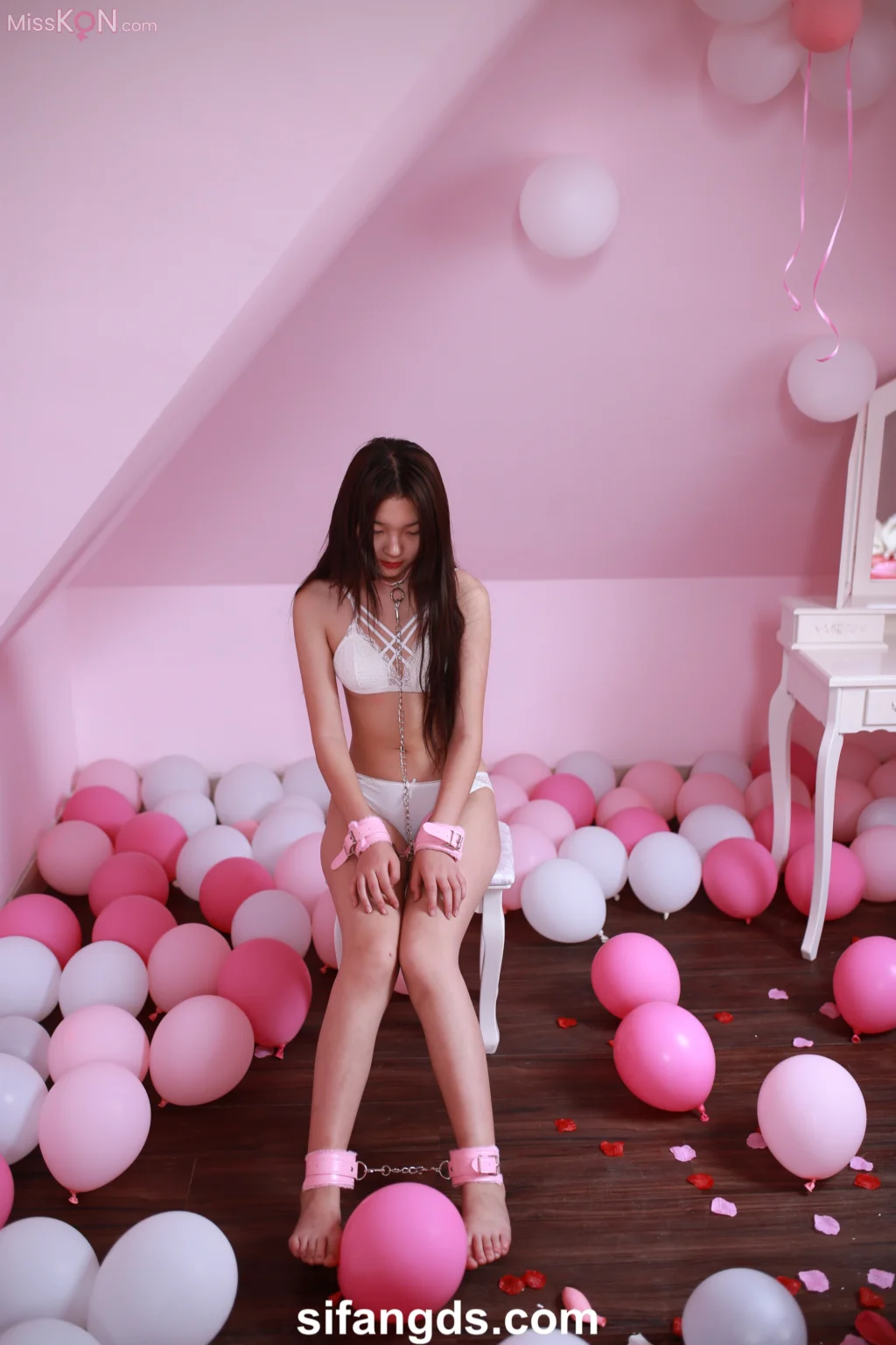 [Private Photoshoot] 小可爱: 隔壁班的那个女孩 白嫩清纯校花 全尺度私拍 (216 photos)