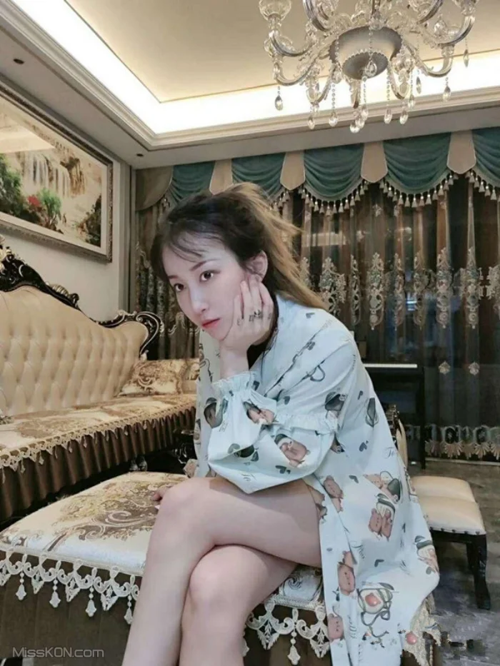 禧阿妹: 极品御姐私拍泄密 露脸高颜气质女神 表里不一极度反差 (40 photos + 61 videos)