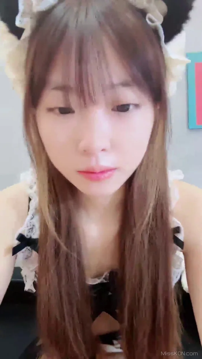 柚子: 稚嫩甜美校花 (44 photos + 5 videos)