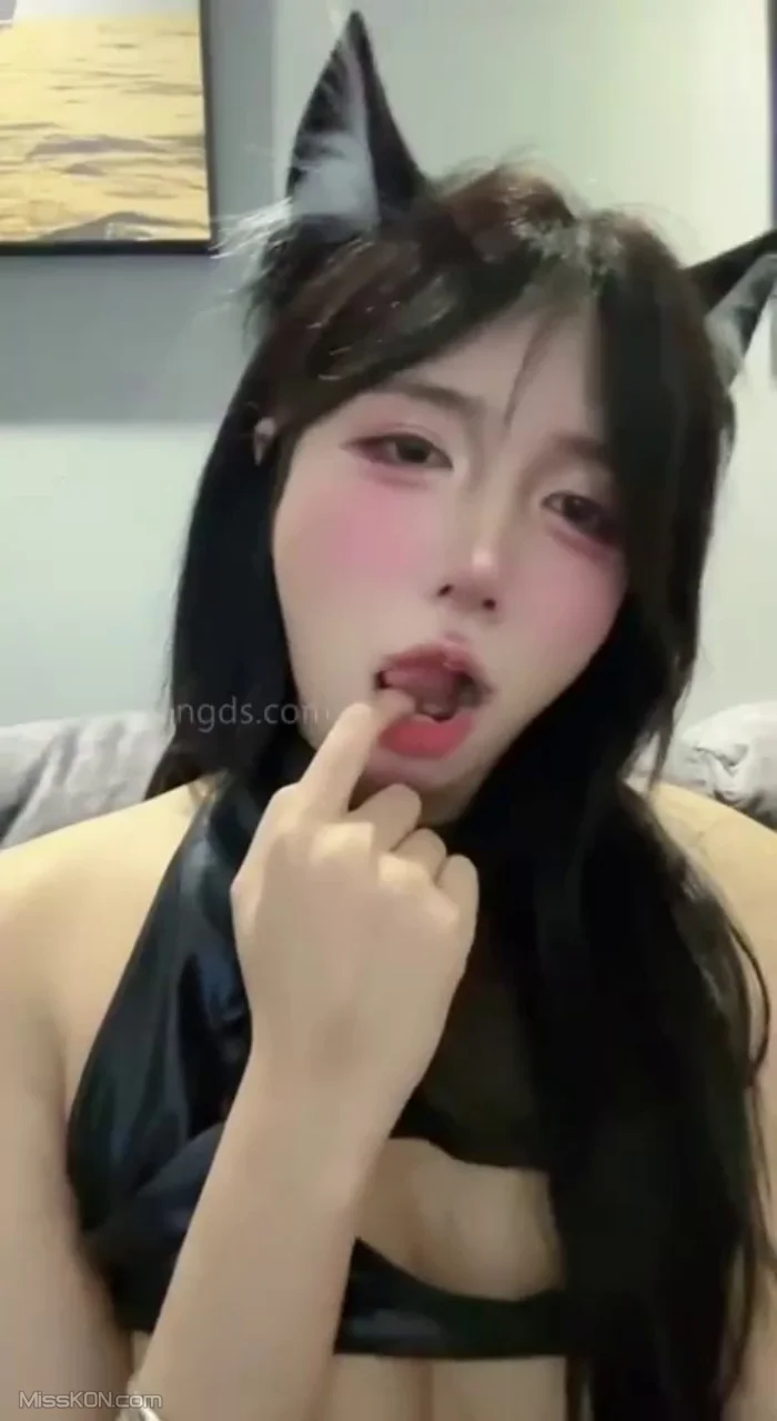 幼幼酱: 可爱丰满少女 定制视频 (31 photos + 3 videos)