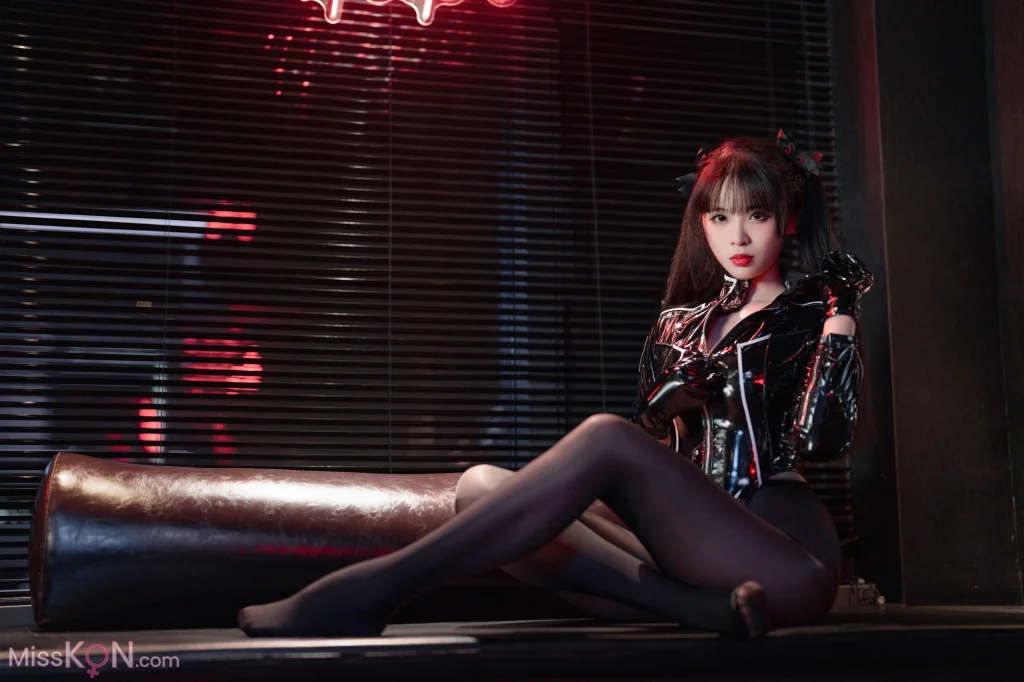 Coser@轩萧学姐: 黑丝通讯官 (60 photos)