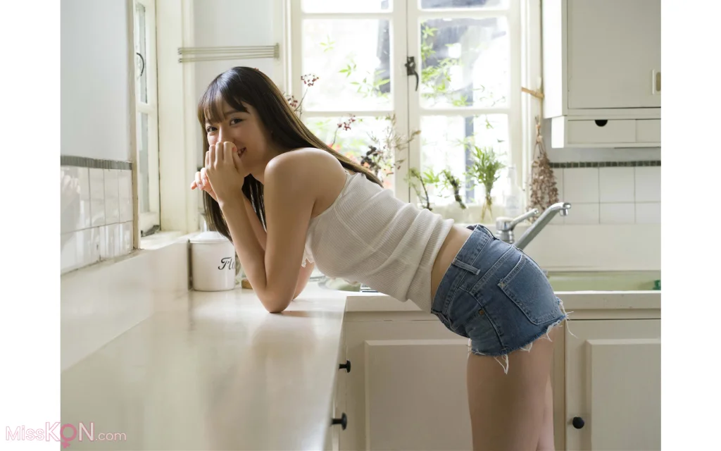 [JP] Ami Yamazaki (山崎あみ): FRIDAYデジタル写真集 美脚クライマックス Vol.2 138ページ完全版 (71 photos)