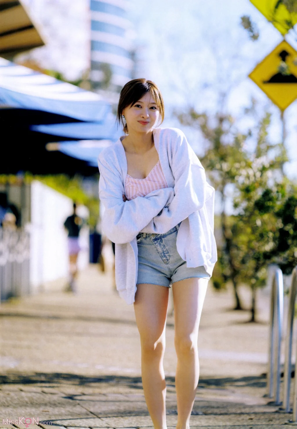 [JP] Suzuka Tomita (富田鈴花): 日向坂46 写真集 鈴花サーキット (163 photos)