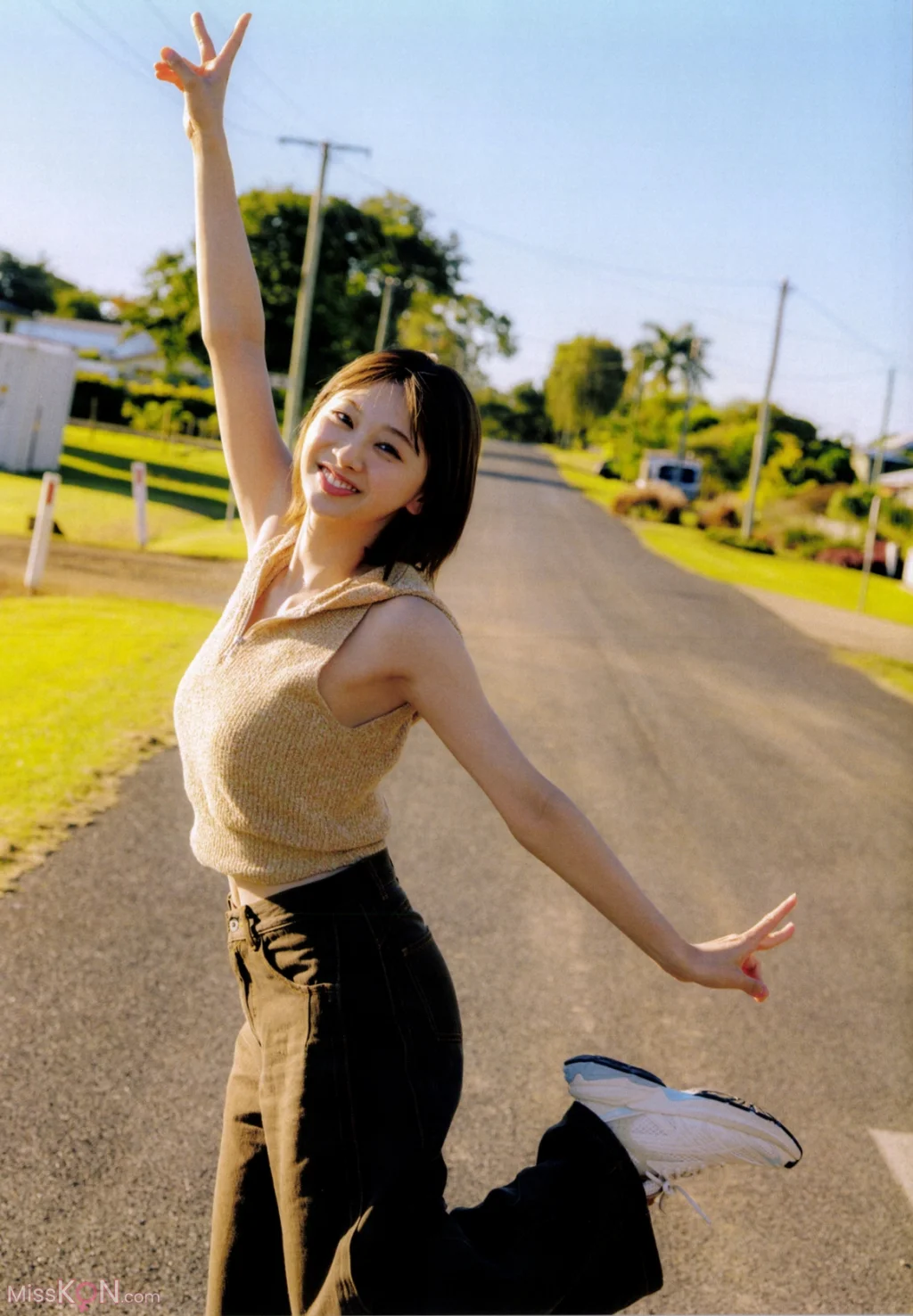 [JP] Suzuka Tomita (富田鈴花): 日向坂46 写真集 鈴花サーキット (163 photos)
