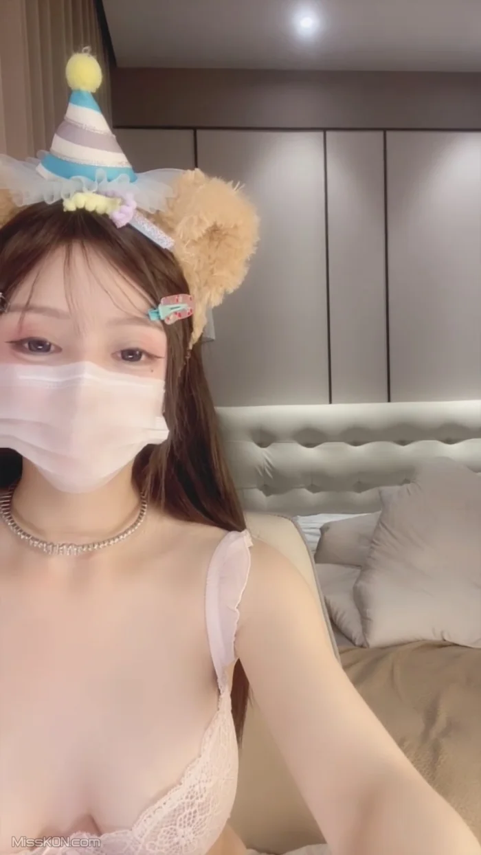 冷枝月: 白虎美穴女神 天生炮架 (20 photos + 2 videos)