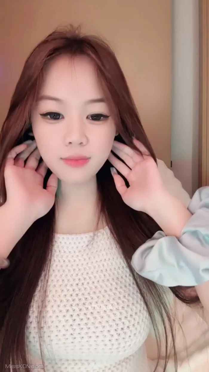 泡泡大王: E杯爆乳女神 抖奶舞曲 全程高然 (16 photos + 3 videos)