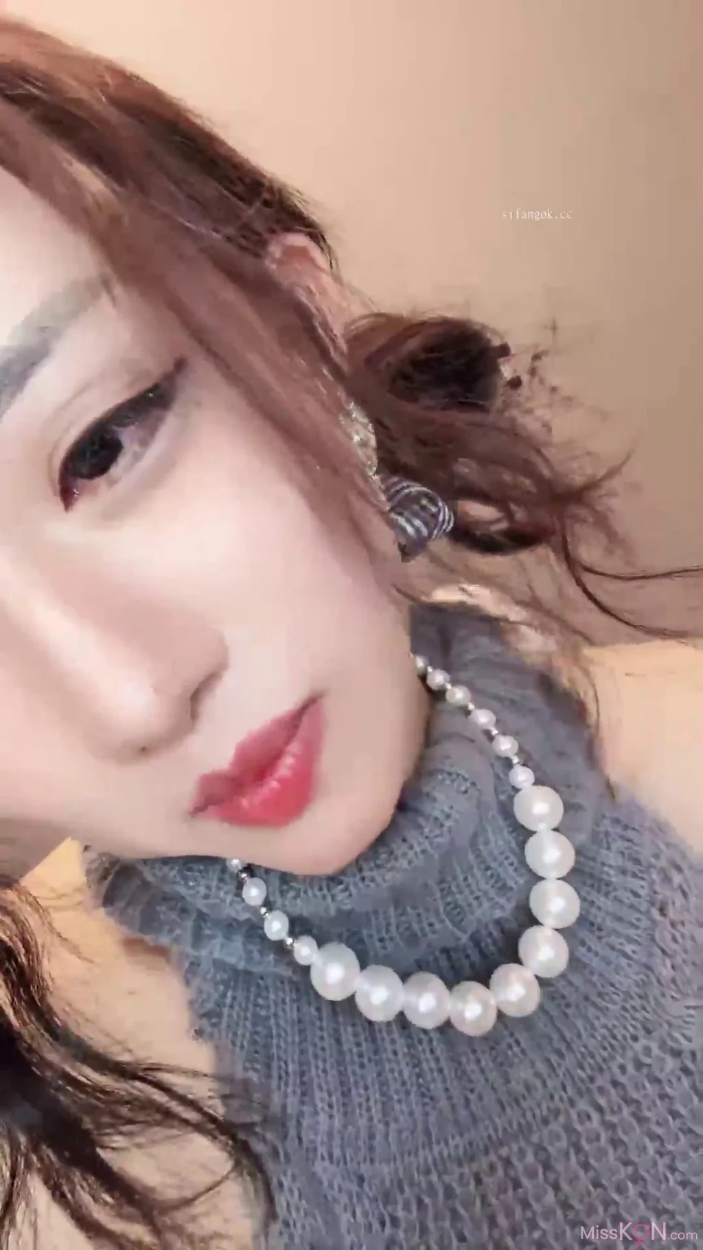 鹿思: 非常敬业的女主播 姨妈走了就来直播啦 (26 photos + 4 videos)