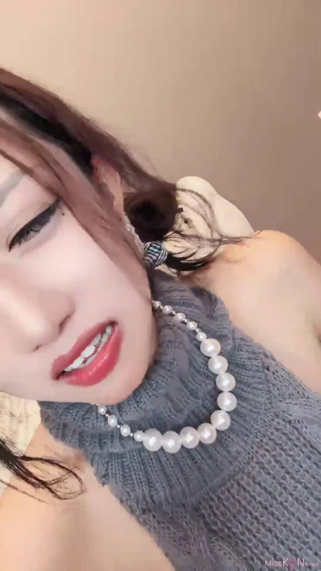 鹿思: 非常敬业的女主播 姨妈走了就来直播啦 (26 photos + 4 videos)