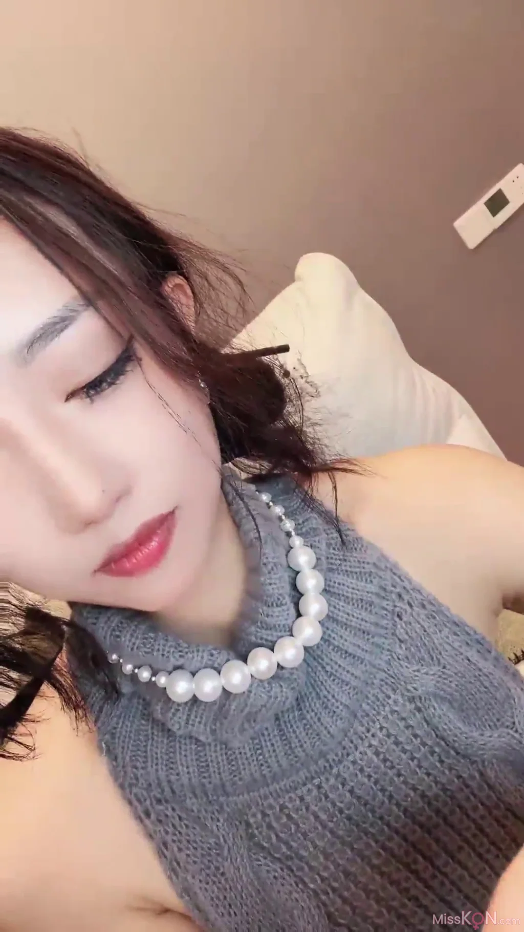 鹿思: 非常敬业的女主播 姨妈走了就来直播啦 (26 photos + 4 videos)