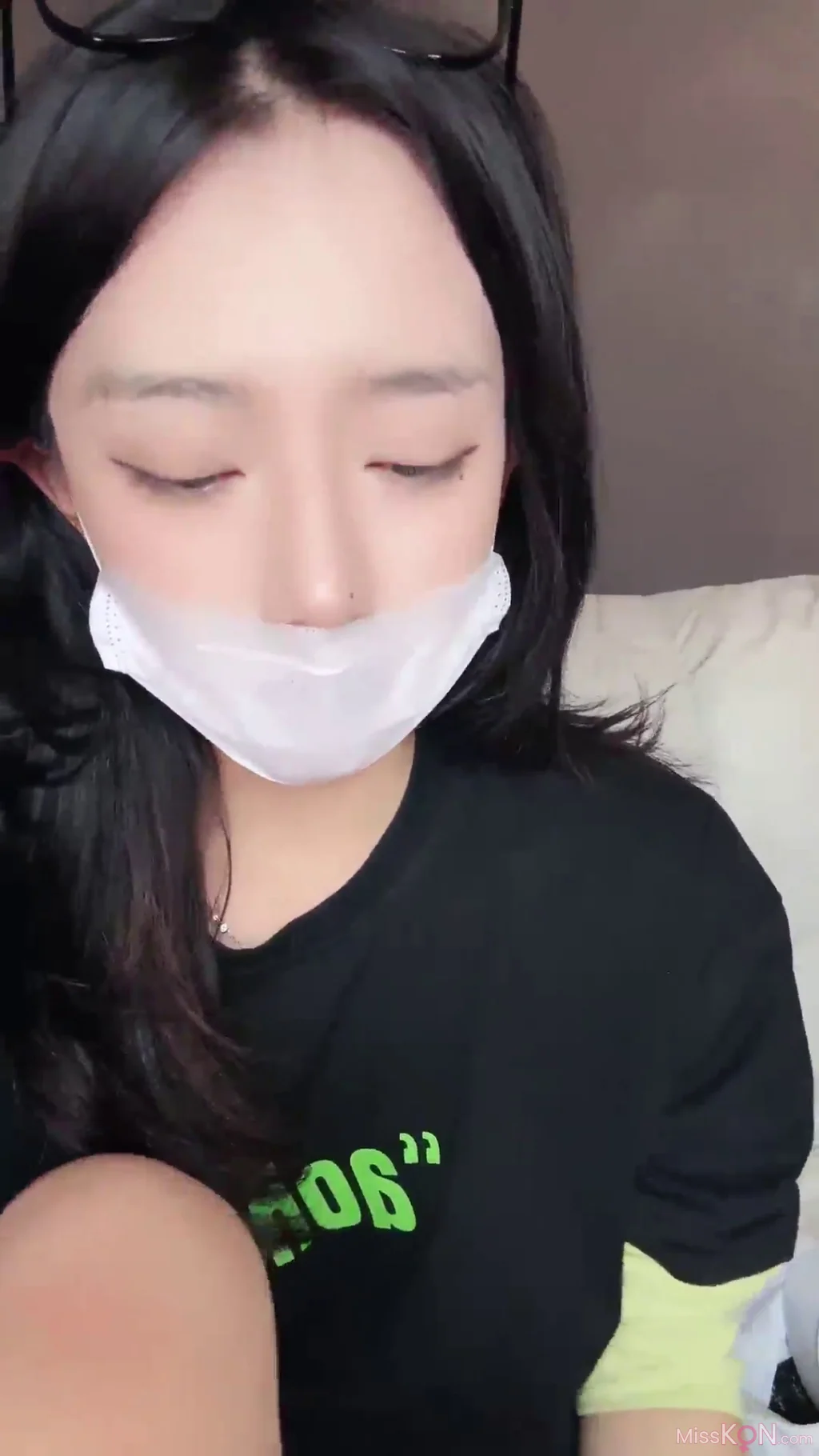 鹿思: 非常敬业的女主播 姨妈走了就来直播啦 (26 photos + 4 videos)