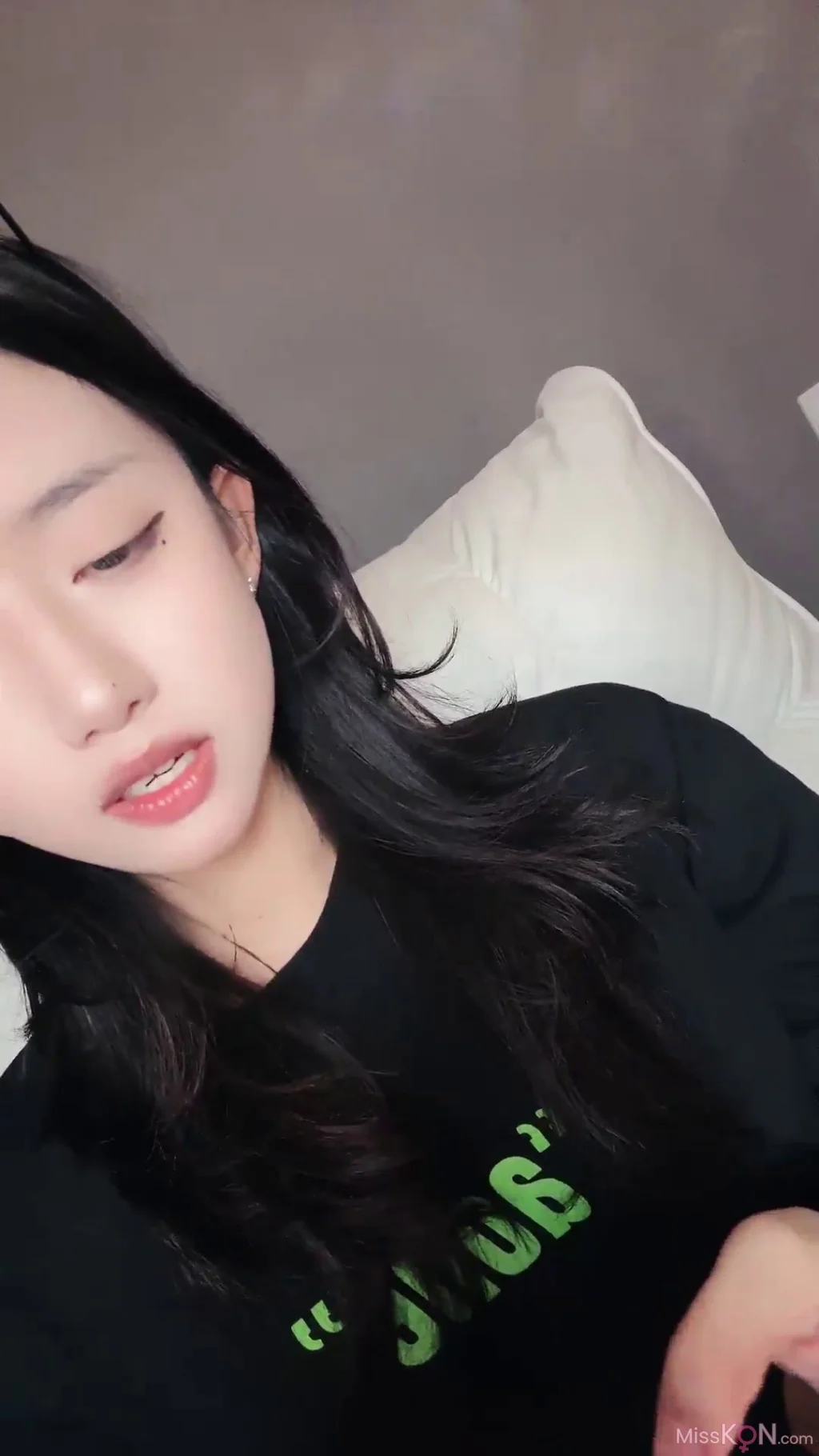 鹿思: 非常敬业的女主播 姨妈走了就来直播啦 (26 photos + 4 videos)