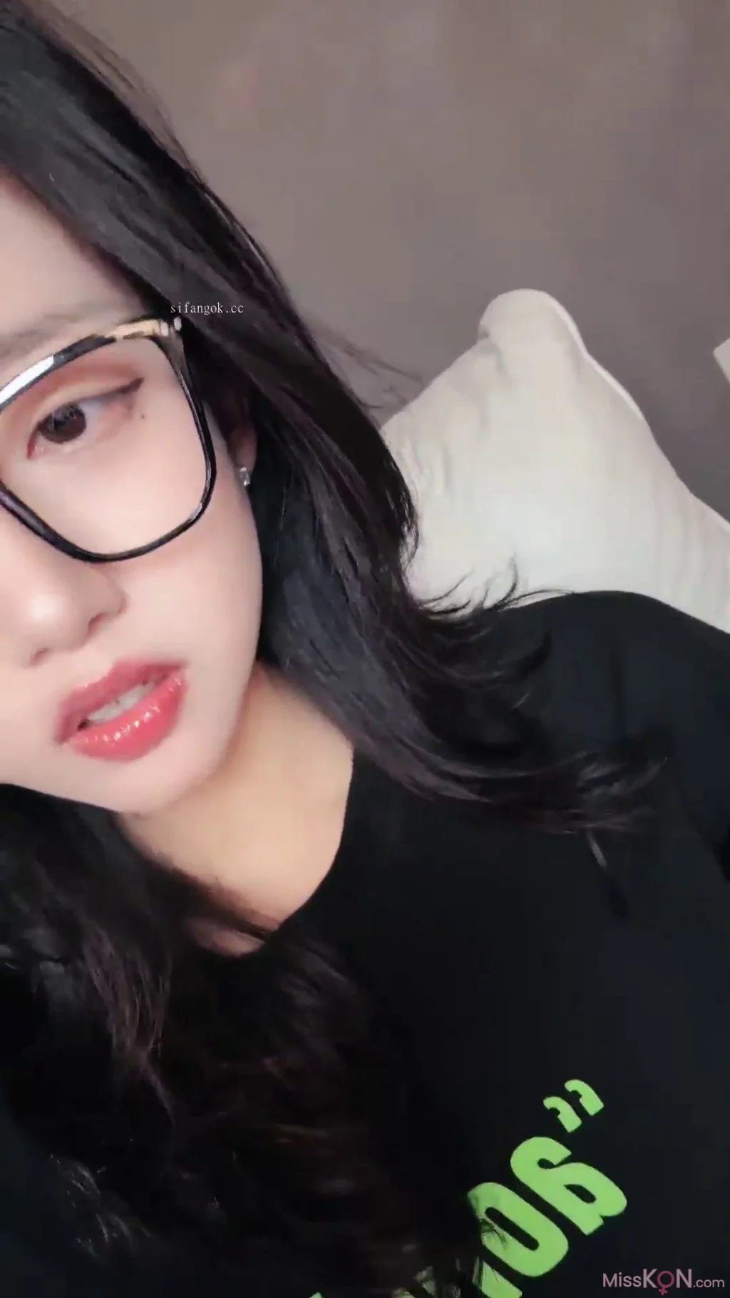 鹿思: 非常敬业的女主播 姨妈走了就来直播啦 (26 photos + 4 videos)