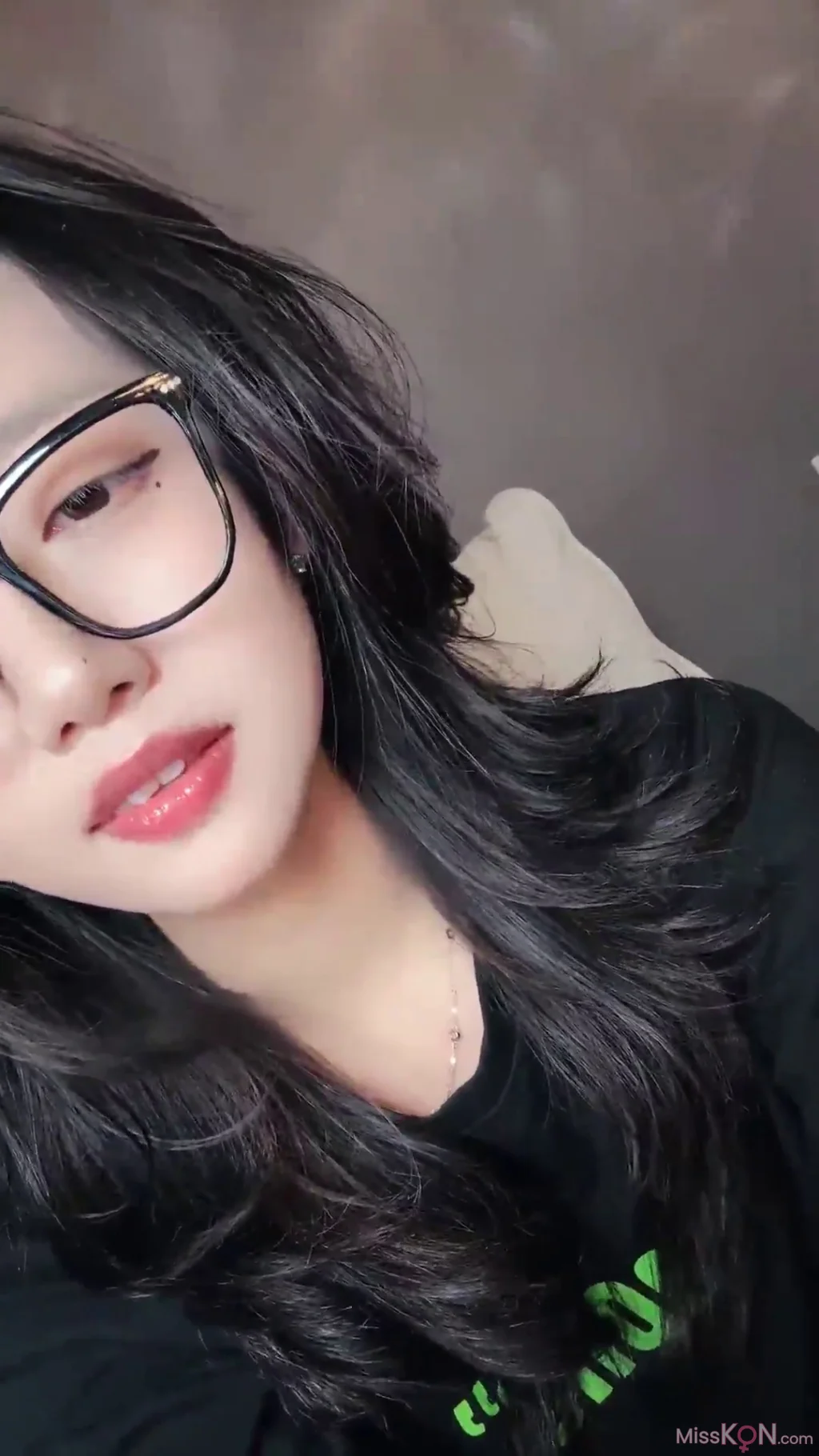 鹿思: 非常敬业的女主播 姨妈走了就来直播啦 (26 photos + 4 videos)