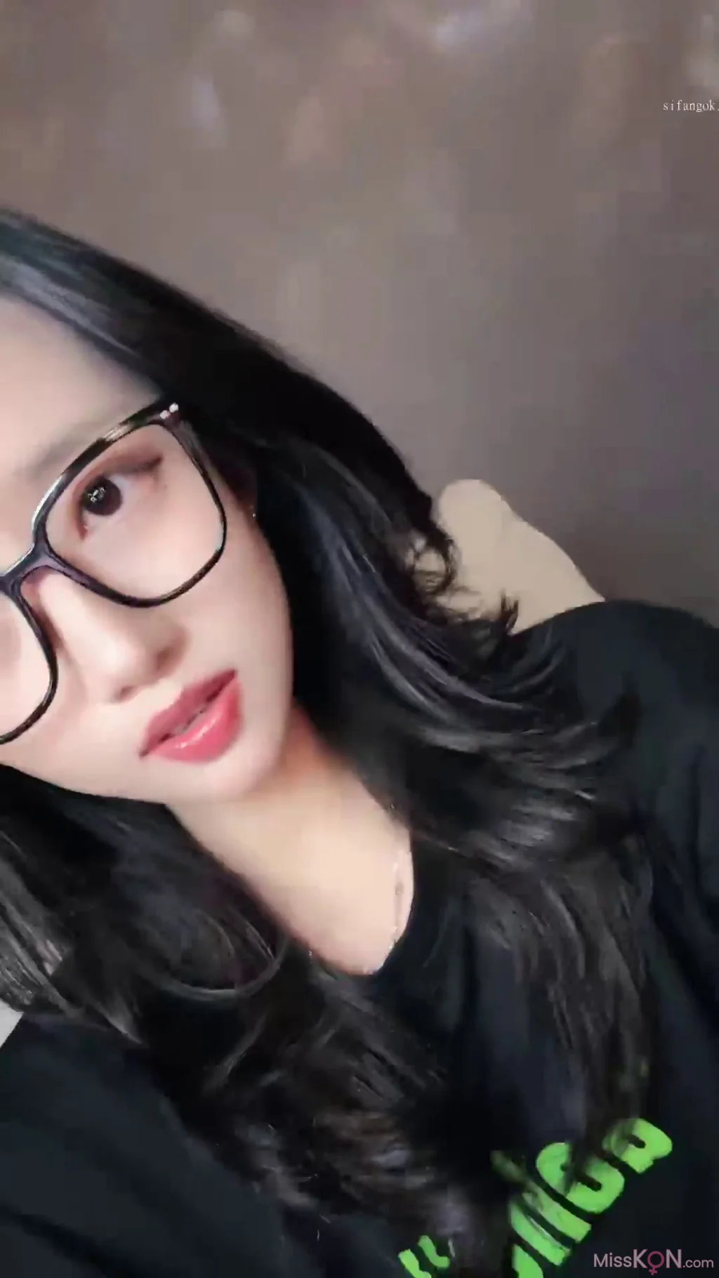鹿思: 非常敬业的女主播 姨妈走了就来直播啦 (26 photos + 4 videos)