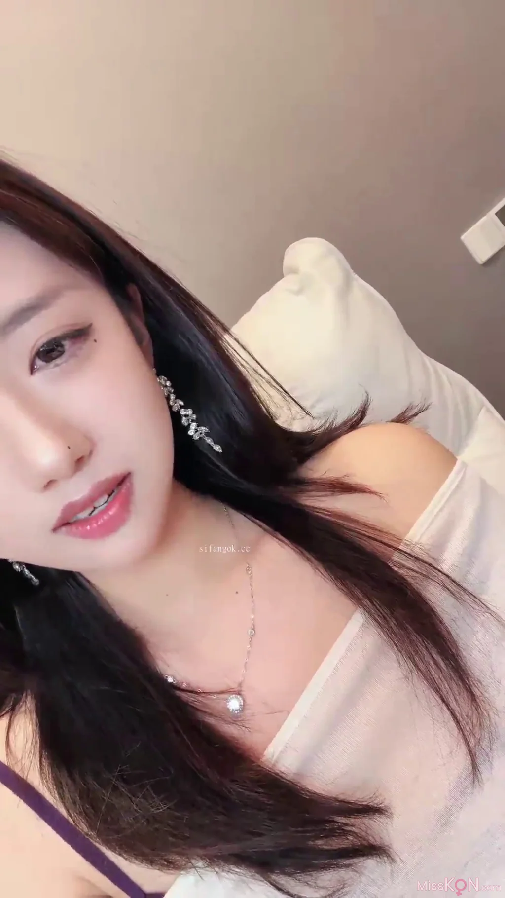 鹿思: 非常敬业的女主播 姨妈走了就来直播啦 (26 photos + 4 videos)