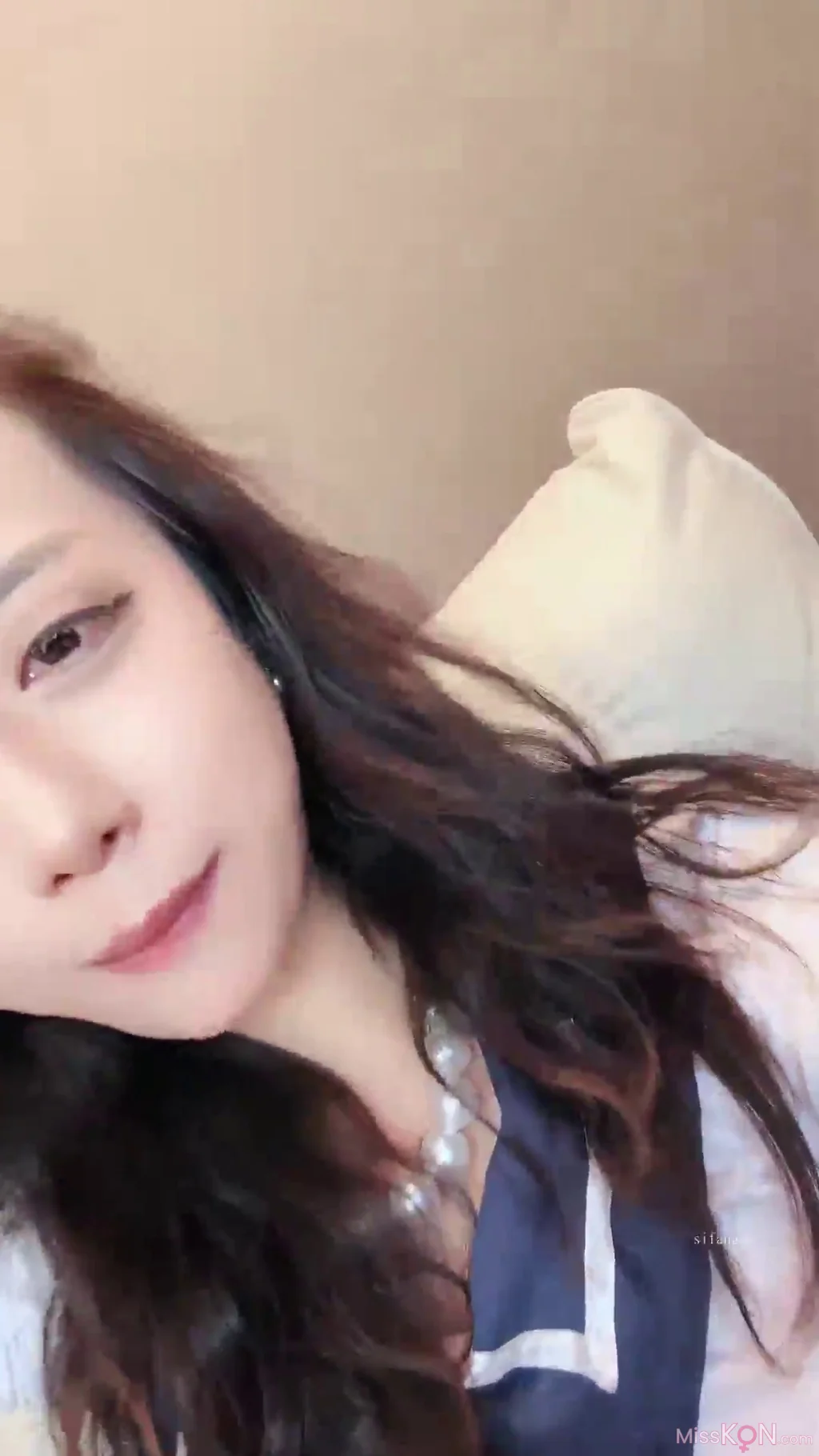 鹿思: 非常敬业的女主播 姨妈走了就来直播啦 (26 photos + 4 videos)