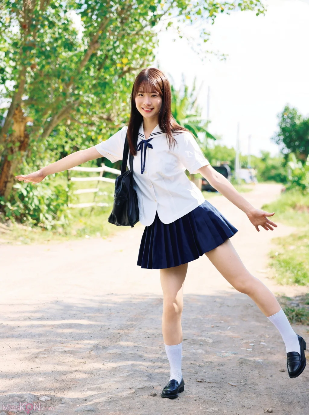 [JP] Emika Shirakami (白上咲花): 1st.写真集 Emicul1st (96 photos)
