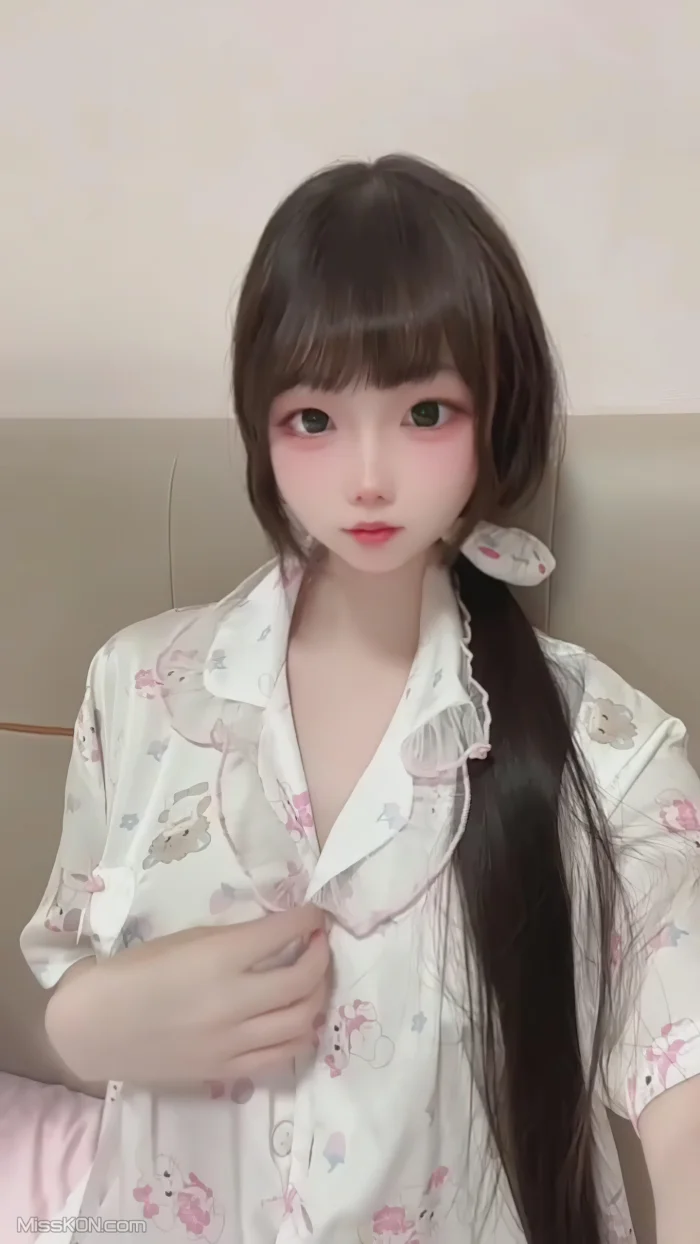 软酱(坏小狗): 清纯少女 最新门槛 反差少萝 (54 photos + 8 videos)