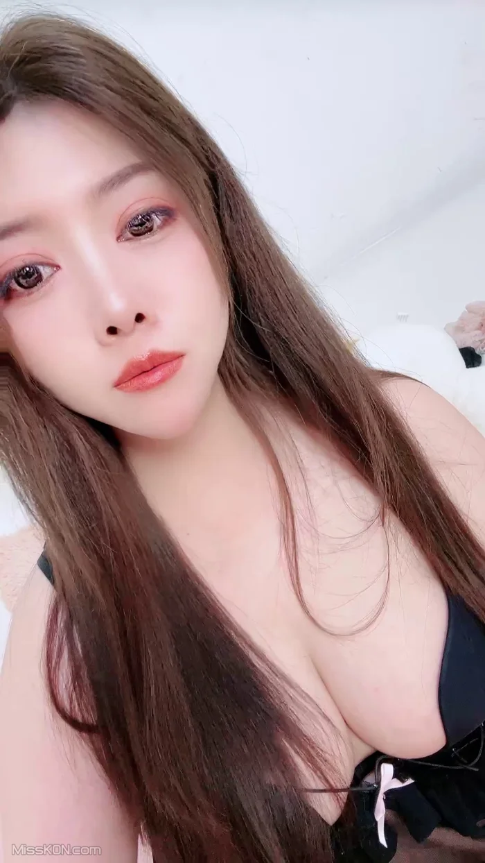 知南: 知性御姐配丰满身材摇摆搔首弄姿 (23 photos + 1 video)