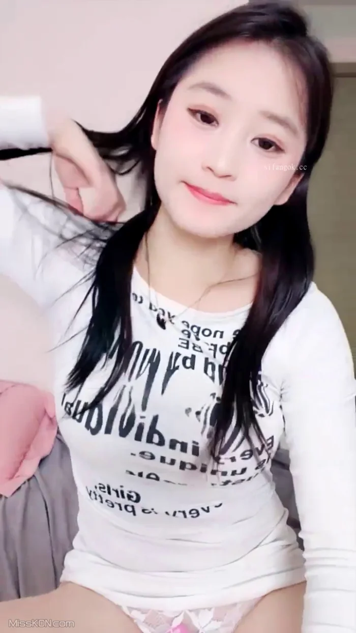 只只吖: 清纯白嫩美乳甜妹 一字马相当迷人 (34 photos + 4 videos)