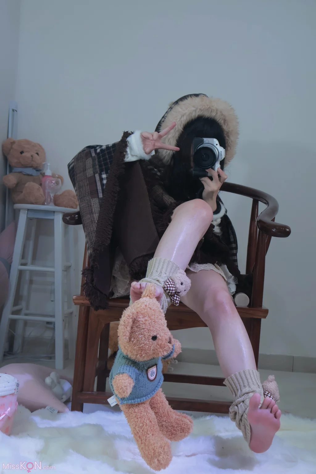 小羊蛋卷: 斗篷小萝莉 (20 photos)
