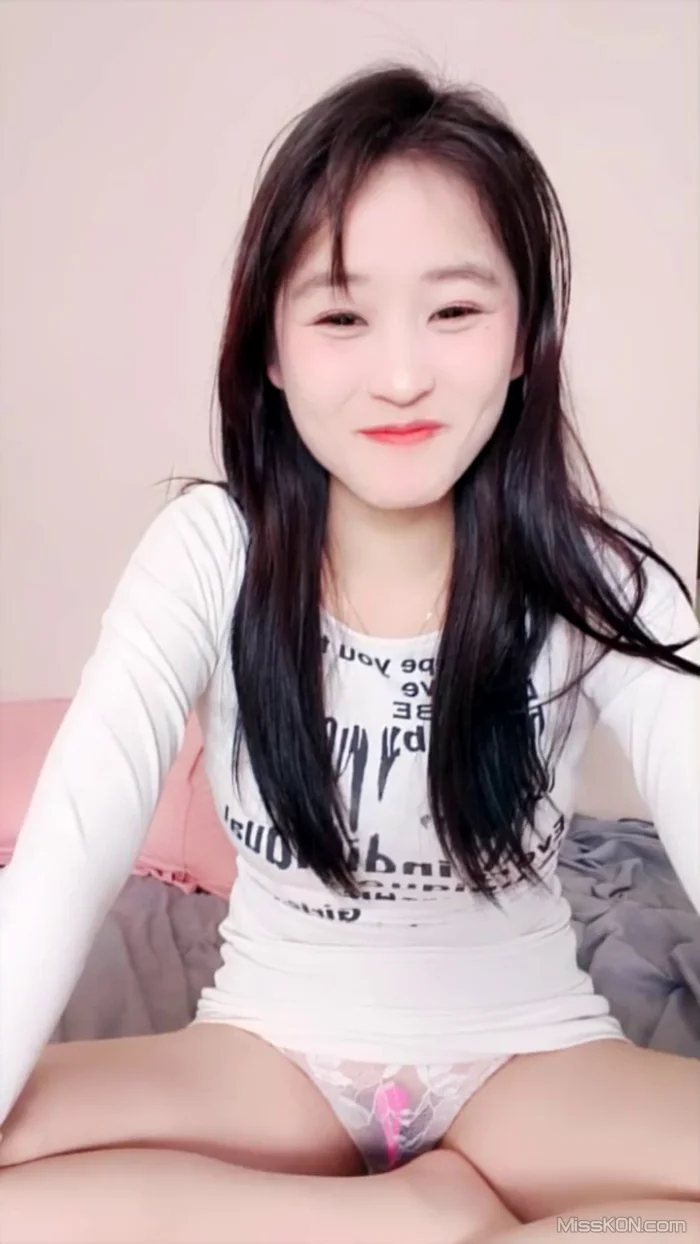 只只吖: 清纯美乳甜妹 一字马相当迷人 (33 photos + 4 videos)