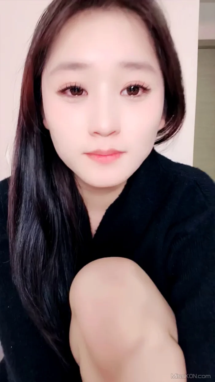 只只吖: 清纯美乳甜妹 一字马相当迷人 (33 photos + 4 videos)