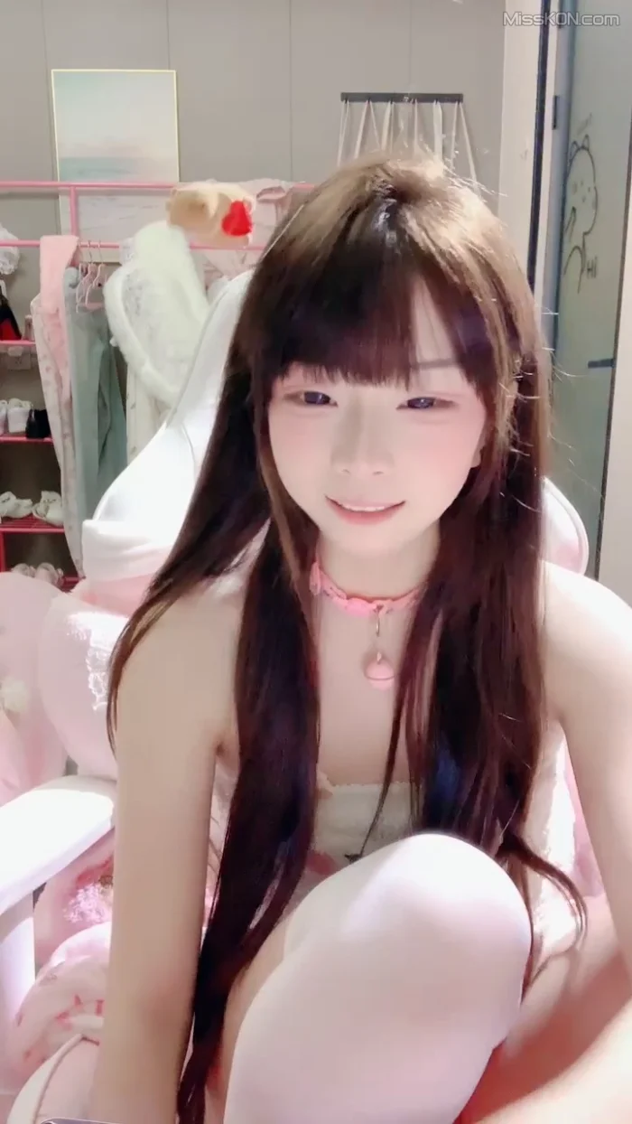 呆呆萝: 清纯校花不为人知的一面 (29 photos + 4 videos)