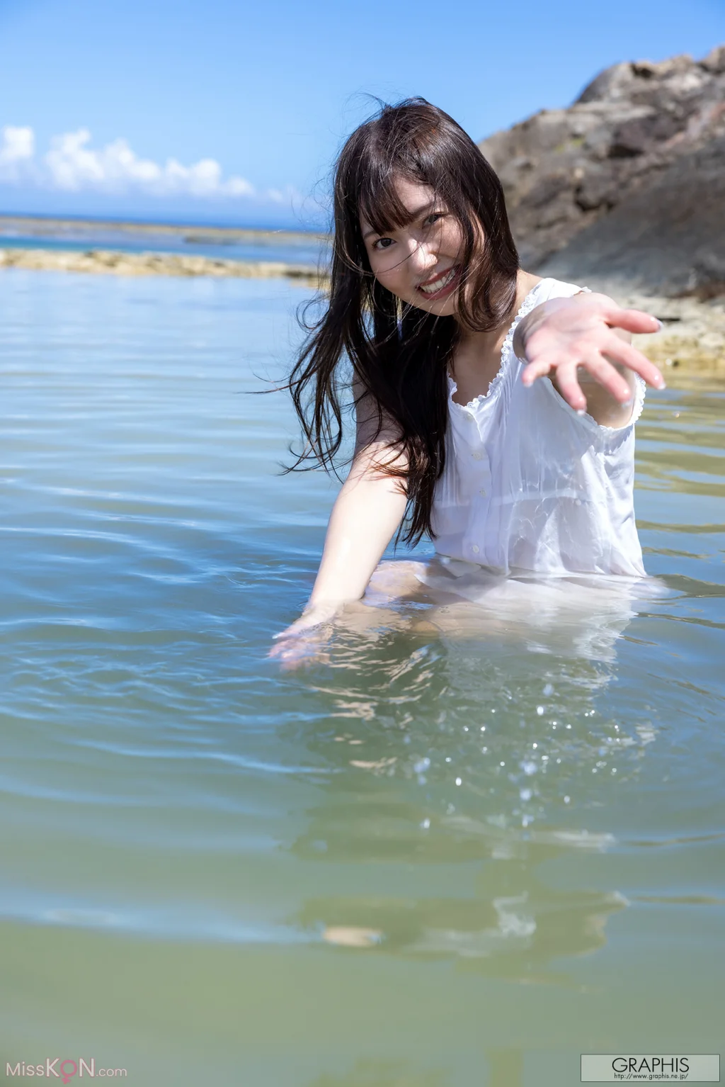 [JP] Miyu Aizawa (逢沢みゆ): [Graphis] New Year’s Holiday SPECIAL 2025-2026 Come Across! Vol.1+2 (41 photos)