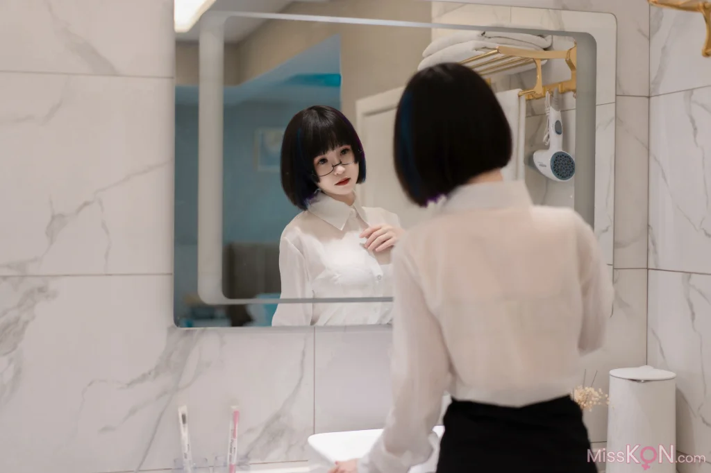 Coser@晕崽Zz: 迷情小秘 (43 photos)