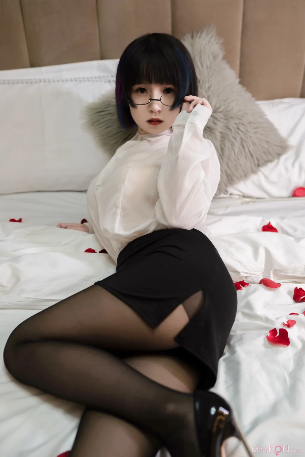Coser@晕崽Zz: 迷情小秘 (43 photos)
