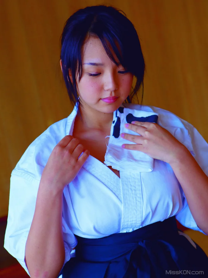 [JP] Ai Shinozaki (篠崎愛): 写真集 桜サクトキ (84 photos)