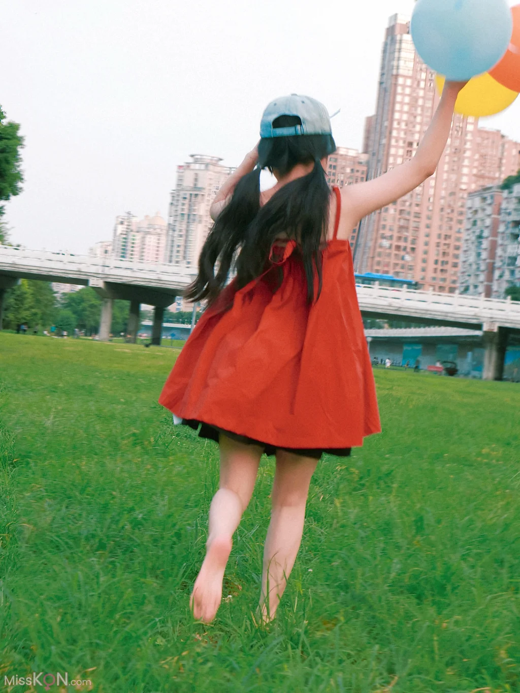 小羊蛋卷: 红色小吊带+红色中华娘 (20 photos)