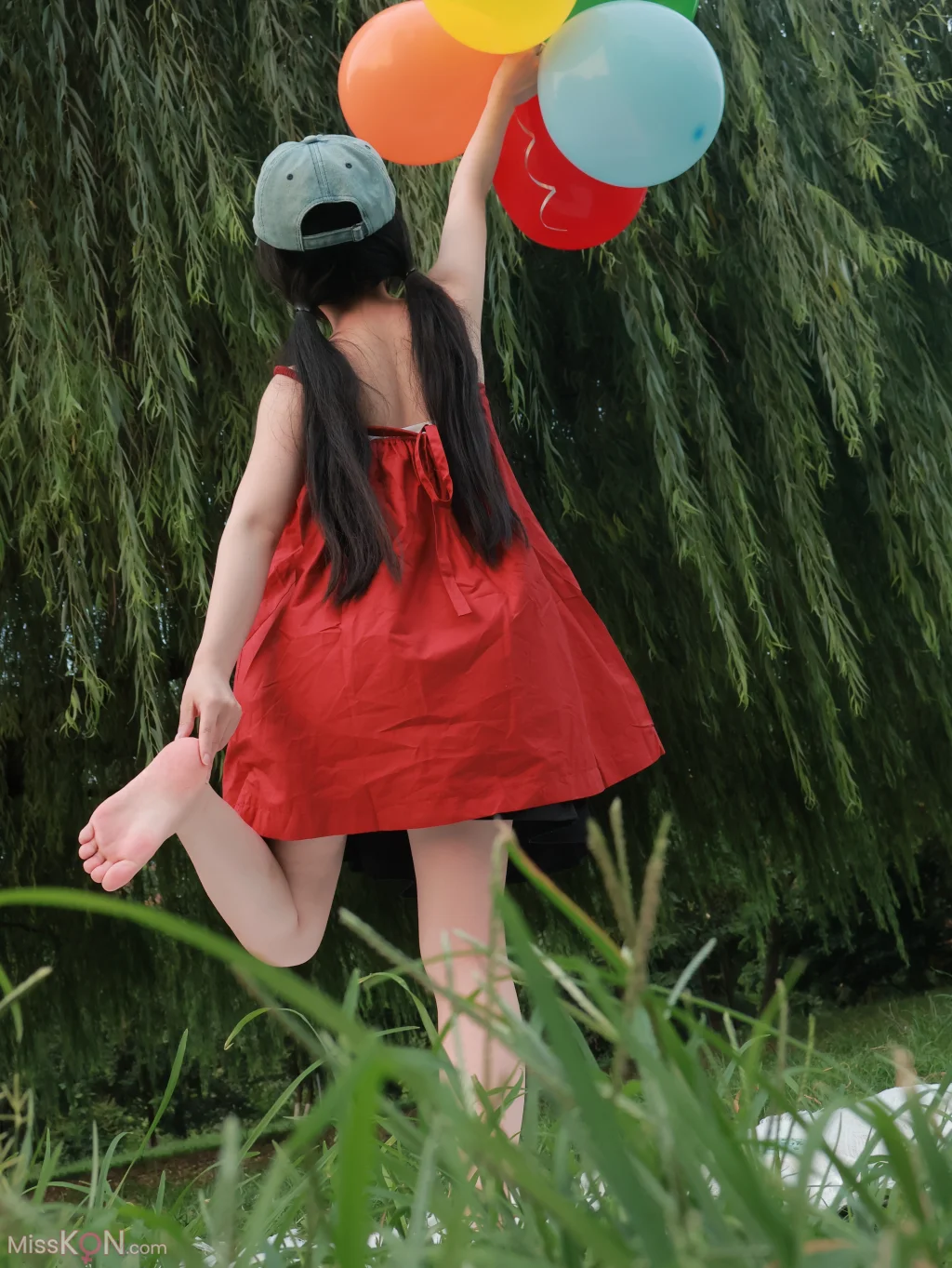 小羊蛋卷: 红色小吊带+红色中华娘 (20 photos)