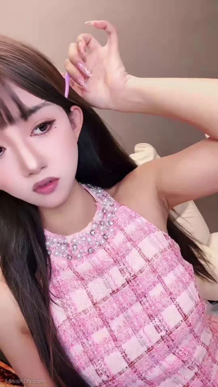 小鹿大秀: 舞蹈生下海 性感裸舞 (29 photos + 2 videos)
