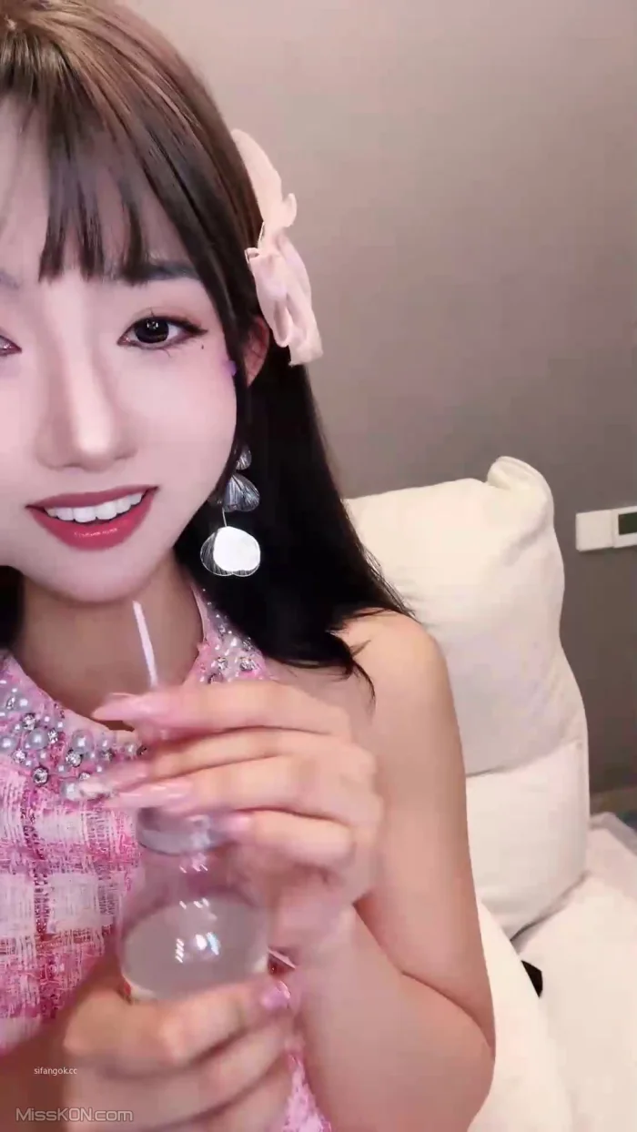 小鹿大秀: 舞蹈生下海 性感裸舞 (29 photos + 2 videos)